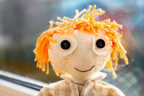 tonto, rojo, con membrete, muñeca, pelirrojo, objetos, juguete, linda, de cerca, disparo a la cabeza, mirando a la cámara, día, retrato, parte del cuerpo humano, una persona, centrarse en primer plano, adentro, creatividad, parte del cuerpo, humor, mujer, adulto, adulto joven, vista frontal, divertido, color naranja, pelo, peinado, compuesto digital, cara humana, 4K, CC0, dominio público, libre de derechos