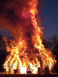 ild, brænde, helvede, varm, varme, blis, radio, vinterdrev, gnist brand, frühlingsanfang, brænding, brand - naturligt fænomen, flamme, varme - temperatur, nat, natur, ingen mennesker, bevægelse, ulykker og katastrofer, skilt, røg - fysisk struktur, advarselsskilt, orange farve, miljø, udendørs, transportmidler, glødende, meddelelse, træ, bål, 4K, CC0, offentligt domæne, royaltyfrie