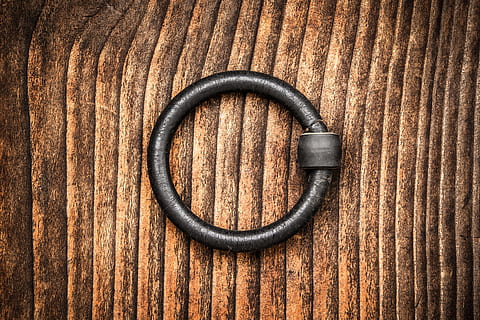 anneau en acier noir, heurtoir, cercle, USD, bois, texture, République de Corée, Corée, traditionnel, l'histoire, lune, hanok, le fer, artisanat, Oriental, personne, marron, fermer, bois - matériau, directement au-dessus, prise de vue en studio, métal, à l'intérieur, texturé, table, plein cadre, nature morte, journée, modèle, rouillé, objet unique, vue grand angle, grain de bois, équipement, 4K, CC0, domaine public, libre de droits