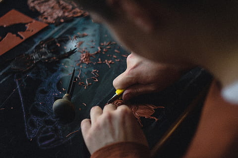 persona, talla, negre, tauló de fusta, utilitzant, ganivet, obra d'art, utilitzant eines, artista, fabricació, procés, crear, gent, treball, eina de treball, una persona, habilitat, taller, concentració, artesania, homes, primer pla, creativitat, mà humana, indústria, ètnia caucàsica, equipament, ocupació, a l'interior, un sol home, adult, només adults, només homes, tirada al cap, celebració, retrat, persones reals, activitat d'oci, estils de vida, enfocament selectiu, adult jove, nen, art i artesania, llapis, part del cos humà, activitat, 5K, CC0, domini públic, lliure de regalies