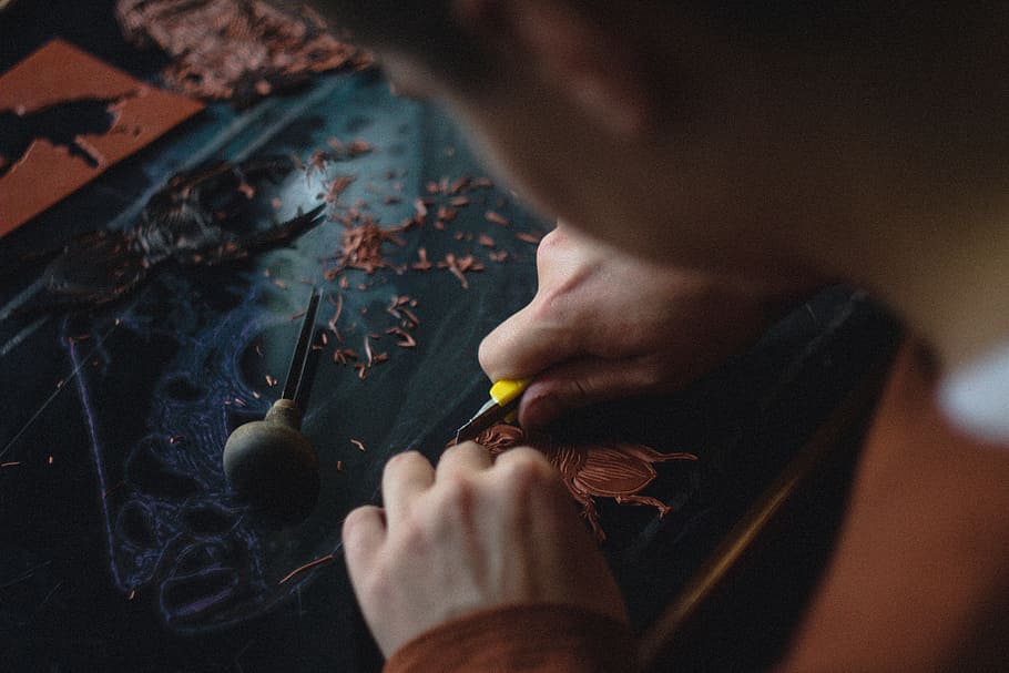 persona, talla, negre, tauló de fusta, utilitzant, ganivet, obra d'art, utilitzant eines, artista, fabricació, procés, crear, gent, treball, eina de treball, una persona, habilitat, taller, concentració, artesania, homes, primer pla, creativitat, mà humana, indústria, ètnia caucàsica, equipament, ocupació, a l'interior, un sol home, adult, només adults, només homes, tirada al cap, celebració, retrat, persones reals, activitat d'oci, estils de vida, enfocament selectiu, adult jove, nen, art i artesania, llapis, part del cos humà, activitat, 5K