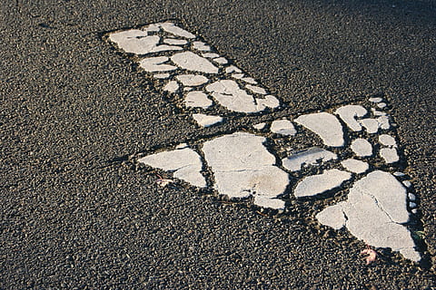 grijs, pijl signage, weg, cement, pijl, structuur, symbool, manier, richting, teken, vervoer, wegmarkering, stad, het merken, asfalt, straat, hoge hoekmening, geen mensen, de begeleiding, communicatie, gebarsten, dag, verkeersbord, verf, vertegenwoordiging, buitenshuis, informatiesymbool, 2K, CC0, publiek domein, royaltyvrij