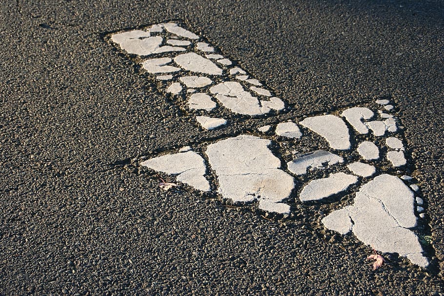 gris, senyalització de fletxa, carretera, ciment, fletxa, textura, símbol, manera, direcció, signe, transport, marcatge de carreteres, ciutat, marcatge, asfalt, carrer, vista d’angle alt, cap gent, orientació, comunicació, esquerdat, dia, senyal de trànsit, pintura, representació, a l'aire lliure, símbol d'informació, 2K