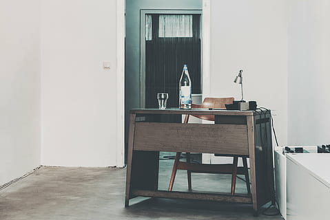 klar, glasflaska, brun, trä-, skrivbord, hus, interiör, rum, arbete, tabell, dörr, dryck, glas, flaska, inomhus, modern, inhemska rum, möbel, sittplats, inget folk, arkitektur, dag, stol, fönster, ingång, frånvaro, heminredning, byggnad, byggd struktur, tömma, golv, 4K, CC0, offentligt domän, royaltyfria