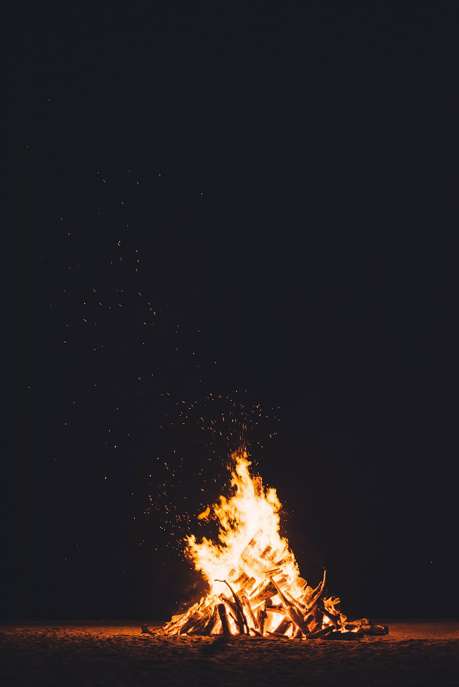 foguera, nit, cremant, fosc, foc, flama, calor, calor - temperatura, Nadal, cap gent, il·luminat, arbre, foc - fenomen natural, còpia espai, naturalesa, moviment, brillant, campament, a l'aire lliure, color taronja, material de fusta, celebració, moviment borrós, explosiu, 5K