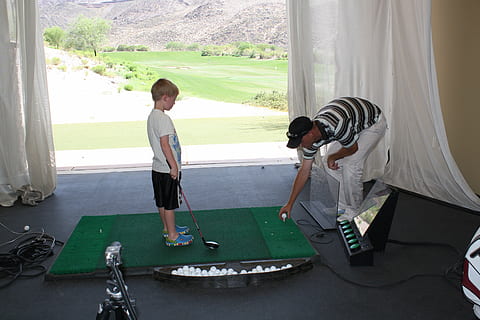 golf, junior golf, harjoitella, koulutus, Urheilu, lapsi, täyspitkä, lapsuus, kaksi henkilöä, pojat, urokset, pysyvä, miehet, yhteishenki, oikeita ihmisiä, perhe, arkinen vaatetus, jälkeläiset, päivä, naaraat, naiset, ihmiset, vapaa-ajan toiminta, ikkuna, poika, positiivisia tunteita, 4K, CC0, public domain, rojaltivapaa