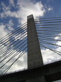 kabel-forblevne bro, struktur, bro, konstruktion, affjedring, opholdt sig, transportmidler, perspektiv, himmel, skyer, sky - himmel, arkitektur, lav vinkel visning, bygget struktur, moderne, ingen mennesker, bygning udvendig, natur, dag, høj - høj, forbindelse, by, bro - menneskeskabt struktur, udendørs, kabel, rejsemål, kontorbygning udvendig, skyskraber, 1080P, CC0, offentligt domæne, royaltyfrie