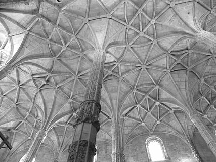 prospettiva, costruzione, struttura, dettagli del soffitto, interno, architettura, Portogallo, Lisbona, colonne, archi, bianco e nero, struttura costruita, arco, storia, Inquadratura dal basso, destinazioni di viaggio, soffitto, modello, nessuno, in casa, il passato, giorno, design, luogo di culto, caratteristica architettonica, religione, turismo, colonna architettonica, architettura e arte, 4K, CC0, dominio pubblico, privo di copyright