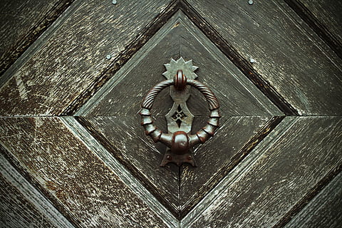 Türklopfer, Türbeschläge, passend zu, Eingang, Hauseingang, Metall, Metall Ring, Ring, Griff, Zapfhahn, Signal, Haustür, Anklopfen, Ornament, Holz - Material, Tierthemen, keine Leute, Tier, High Angle View, Nahansicht, Katze, Kunst und Handwerk, Tag, katzenartig, Muster, Tierdarstellung, Kreativität, Tür, Tierwelt, ein Tier, gestalten, Darstellung, Blumenmuster, 5K, CC0, gemeinfrei, lizenzfrei