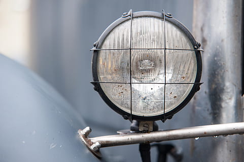 Auto, adler, Oldtimer, klassisch, Nahansicht, Detail, coole Figur, Automobil, pkw, Oldtimer-Ausstellung, Oldtimer Automobil, Auto Detail, alt, historisch, Oldtimer gp, Licht, Scheinwerfer, Fahrzeug, Beleuchtung, Lampe, Autoscheinwerfer, Auto Licht, Vorderlicht, Seltenheit, nostalgisch, Fokus auf den Vordergrund, keine Leute, Tag, draußen, Lichtanlage, gestalten, Kreis, Metall, Natur, Geometrische Figur, die Architektur, nass, rostig, Wasser, verlassen, 4K, CC0, gemeinfrei, lizenzfrei