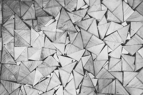 gris, fusta, lot de taulers, pila, triangular, patró, apilats, emmagatzematge, magatzem, triangles, patrons, blanc i negre, marc complet, fons, textura, cap gent, a l'interior, forma, primer pla, disseny, art i artesania, creativitat, resum, forma geomètrica, paper, artesania, repetició, natura morta, dia, vista d’angle alt, sòls, 2K, CC0, domini públic, lliure de regalies