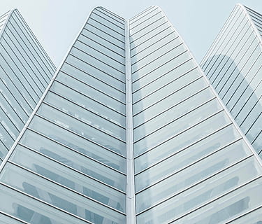 foto de bajo ángulo, gris, hormigón, marco de vidrio de construcción, arquitectura, blanco, edificio, infraestructura, rascacielos, torre, moderno, material de vidrio, ventana, acero, estructura construida, exterior del edificio, ciudad, vista de ángulo bajo, edificio de oficinas exterior, oficina, modelo, nadie, cielo, día, altura maxima, cielo limpio, reflexión, naturaleza, al aire libre, color plateado, directamente debajo, 4K, CC0, dominio público, libre de derechos