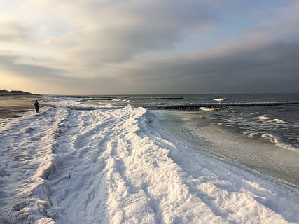 plaża, zimowy, Zingst, morze, Natura, woda, fala, niebo, na dworze, lokalizacje podróży, krajobraz, scenics, piasek, żadnych ludzi, kolorowy obraz, piękno natury, horyzont nad wodą, wylądować, chmura - niebo, śnieg, zimna temperatura, scenics - natura, środowisko, horyzont, ruch, spokój, 2K, CC0, domena publiczna, darmowe zdjęcia