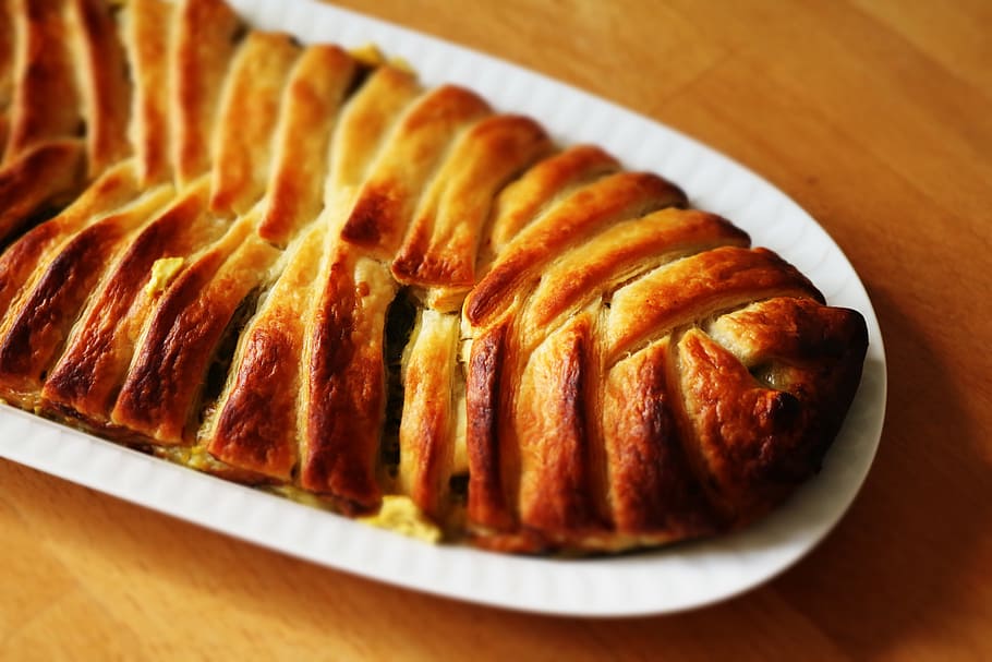 al forn, cocció, pa, deliciós, menjar, saludable, carn, pastisseria, placa, berenar, saborós, menjar i beguda, primer pla, a l'interior, frescor, llest per menjar, cap gent, vista d’angle alt, taula, natura morta, menjar poc saludable, indulgència, salsitxa, marró, menjar dolç, benestar, temptació, menjar francès, 5K