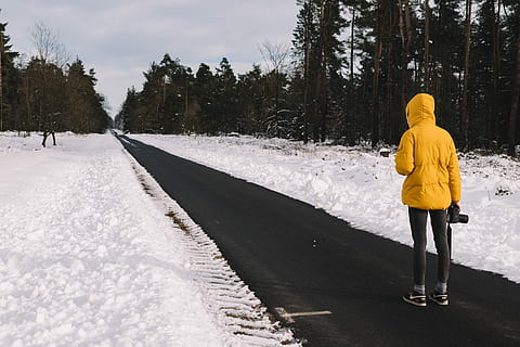 uomo, detenzione, fotocamera dslr, di fronte, strada, persona, indossare, giallo, felpa con cappuccio, in piedi, nero, calcestruzzo, alto, alberi, bianca, cielo, giorno, traccia, sentiero, maschio, la neve, inverno, temperatura fredda, albero, una persona, capi di abbigliamento, attività di svago, vestiti caldi, pianta, retrovisore, lunghezza intera, natura, stili di vita, persone reali, adulto, donne, all'aperto, cappuccio - abbigliamento, adolescente, 4K, CC0, dominio pubblico, privo di copyright