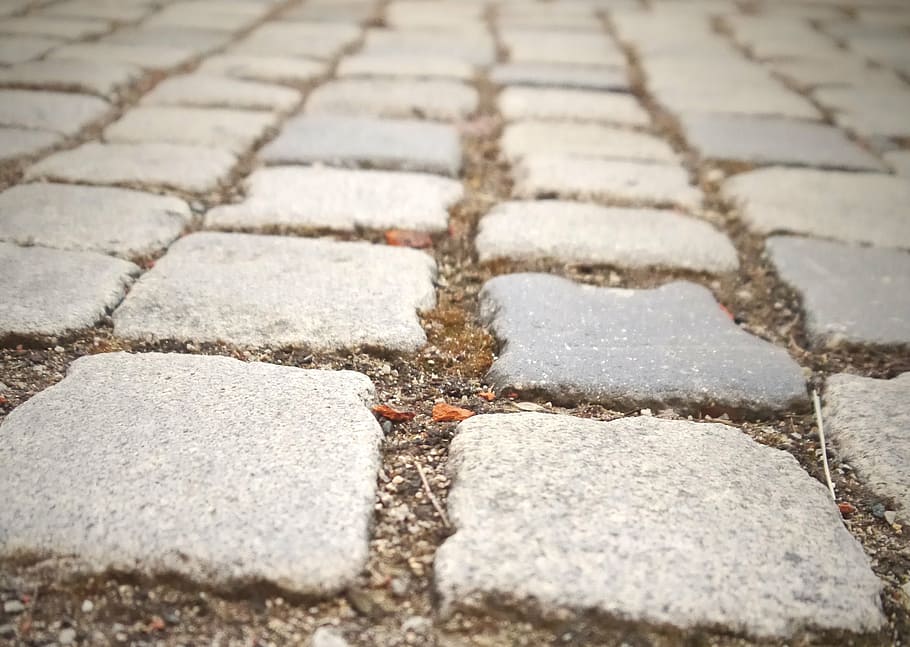llambordes, pedres, pegat, sòl, estructura, granit, paviment, pedra que ensopega, gris, quadrat gris, vorera, centre de la ciutat, marc complet, a l'aire lliure, cap gent, patró, fons, dia, naturalesa, sal - mineral, primer pla, sendera, pedra, vista d’angle alt, carrer, textura, sòlid, material de pedra, ciutat, enfocament selectiu, centrar-se en primer pla, nivell superficial, concret, 2K