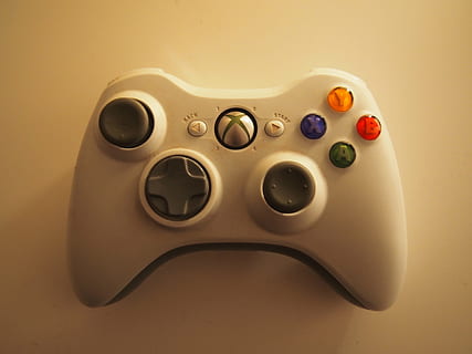 wit, Xbox 360, draadloze, controleur, xbox, videospellen, pret, vermaak, binnenshuis, technologie, studio opname, geen mensen, detailopname, communicatie, verbinding, enkel object, controle, tafel, recht boven, gekleurde achtergrond, modern, geel, eenvoud, futuristische, uitknippen, plastic, focus op de voorgrond, 4K, CC0, publiek domein, royaltyvrij