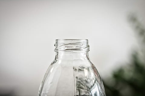 ampolla de vidre transparent, ampolla, vidre, buit, reflexió, planta, contenidor, vidre - material, menjar i beguda, refresc, transparent, primer pla, centrar-se en primer pla, a l'interior, frescor, tir de l'estudi, cap gent, beure, cantimplora, bebent aigua, naturalesa, aigua, benestar, sol objecte, puresa, begudes sense alcohol, 5K, CC0, domini públic, lliure de regalies