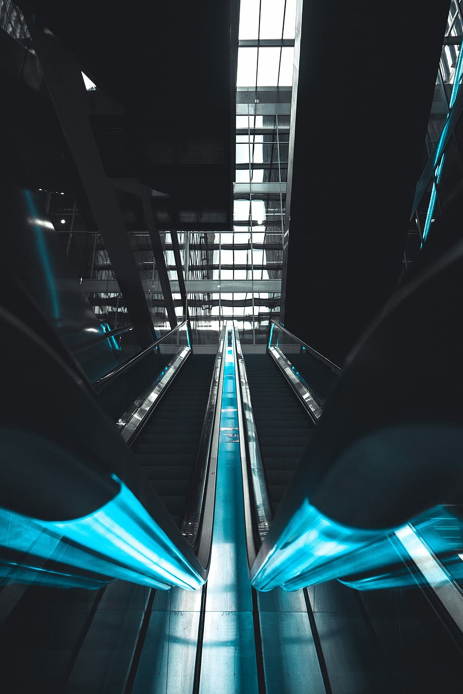 eskalatoriaus nuotrauka, eskalatorius, šviesa, langas, ieško, laiptai, atspindys, tamsus, interjeras, tech, technologijos, metalo, architektūra, žingsnius, #street, #urban fotografija, #architektūros fotografija, #apple, #background, #canon, # canon450d, patalpose, pastatyta struktūra, žemas kampo vaizdas, šviečia, modernus, nėra žmonių, transportavimas, apšvietimo įranga, modelį, naktis, viršutinė riba, pastatas, futuristinis, laiptinė, turėklai, stiklas - medžiaga, laiptai ir laiptai, tiesiogiai žemiau, 4K