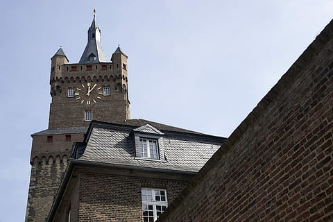 Torre del Rellotge, torre, rellotge, castell, torre, rellotge, castell, torre, temps de, temps, arquitectura, edifici, històricament, hores, maçoneria, edat mitjana, cavallers, mur del castell, ampli, història, exterior de l'edifici, estructura construïda, vista d’angle baix, el passat, cel, cap gent, vell, destinacions de viatge, ciutat, naturalesa, paret, dia, maó, a l'aire lliure, fletxa, estil gòtic, 5K, CC0, domini públic, lliure de regalies