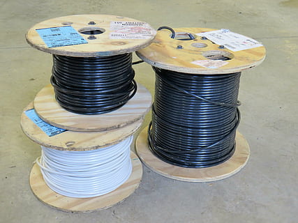 viela, ritė, elektrinis, elektros, 6, šešios, 8, aštuoni, varis, ritinys, ritės, statybos, dirigentas, metalo, Iš arti, nėra žmonių, kamino, patalpose, natiurmortas, dieną, aukšto kampo vaizdas, didelė objektų grupė, konteineris, technologijos, sutelkti dėmesį į naujas žinias, verslą, lentelė, gali, mašinos, sidabro spalvos, juoda spalva, Maistas ir gėrimai, 5K, CC0, Viešasis domenas, nemokamai