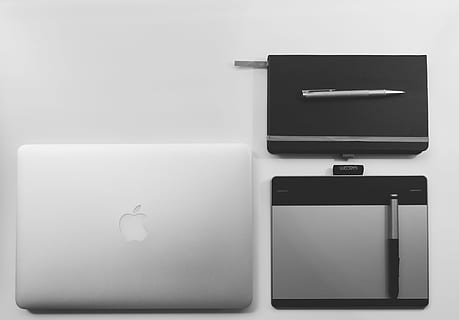 silbernes macbook, neben, Pentab, MacBook, Laptop, Computer, Tablette, Technologie, Notizblock, Notizbuch, Stift, Geschäft, drinnen, keine Leute, Studioaufnahme, weißer Hintergrund, kopieren sie platz, weiße Farbe, Box, Stillleben, Büro, ausgeschnitten, direkt darüber, Zuhause, Nahansicht, kabellose Technologie, Kasten - Behälter, Wohnraum, 5K, CC0, gemeinfrei, lizenzfrei