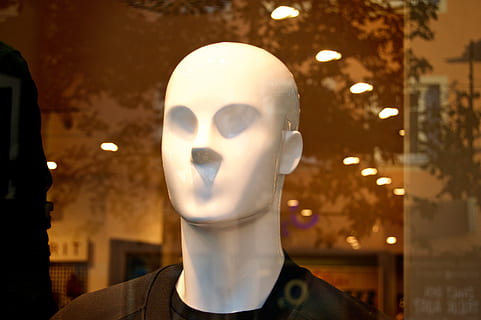 cara, cap, nina, finestra, home, pallasso, estàtua, màscara, gràfic, cares, Perfil, escultura, caps, retrat, moda, decoració, nit, botiga, negocis, gent, ciutat, il·luminat, representació humana, representació, centrar-se en primer pla, maniquí, disfressar-se, cap gent, primer pla, arquitectura, carrer, estructura construïda, màscara - disfressa, equips d’il·luminació, a l'aire lliure, cara oculta, 5K, CC0, domini públic, lliure de regalies