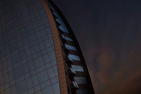 bajo, fotografía de angel, edificio, cerca de la foto, edificio de vidrio, fotografía arquitectónica, edificio alto, tiempo de día, arquitectura, ventana, oscuro, nube, rascacielos, estructura construida, moderno, exterior del edificio, edificio de oficinas, escena urbana, arquitectura y edificios, reflexión, material de vidrio, cielo, ciudad, negocio, azul, torre, al aire libre, vista de ángulo bajo, nadie, naturaleza, día, oficina, nube - cielo, edificio de oficinas exterior, oscuridad, forma geometrica, modelo, 5K, CC0, dominio público, libre de derechos