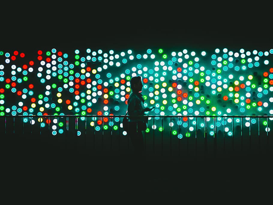 home, blanc, samarreta, caminar, pont, nit, balustrada, boke lights, home de blanc, camisa blanca, silueta, llum, art, patró, disseny, fons, tacat, il·luminat, resum, multicolor, led, equips d’il·luminació, defocated, brillant, celebració, groc, un sol home, una persona, persones reals, de peu, homes, arquitectura, tecnologia, moviment, connexió, ciutat, a l'aire lliure, llum - fenomen natural, naturalesa, 2K