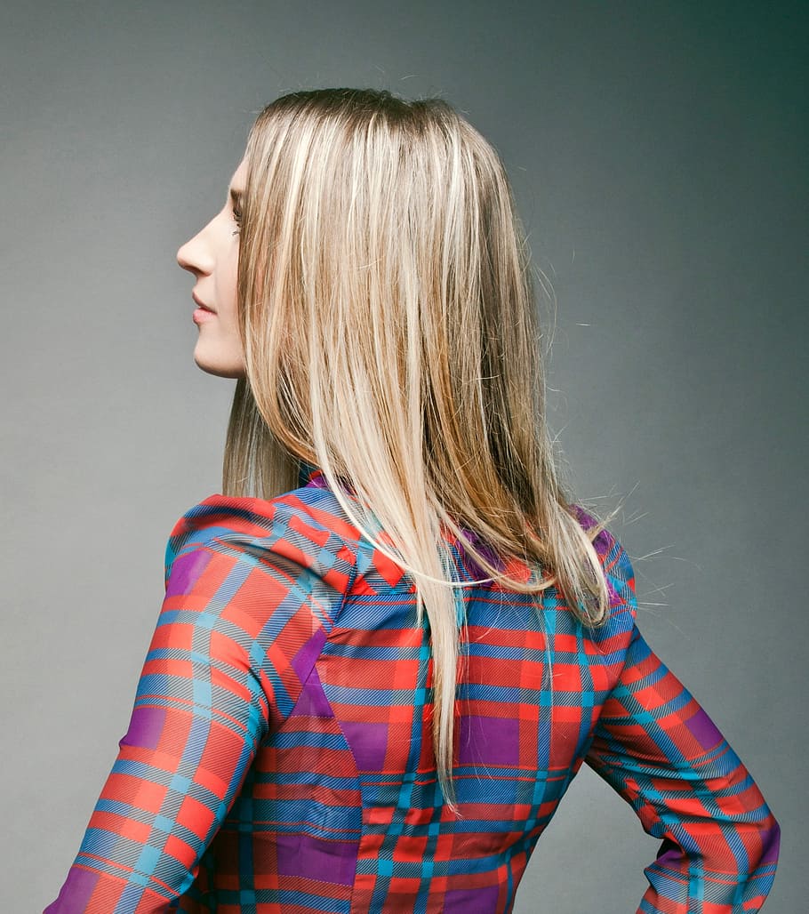 donna, in piedi, indossare, viola, arancia, maglia a maniche lunghe, lungo, manica, camicia, capelli biondi, etnia caucasica, donne, persone, femmine, una persona, girato in studio, giovane adulto, bellissimo, adulto, capelli lunghi, bellezza, abbigliamento casual, ritratto, giovani donne, carina, moda, sorridente, adolescente, solo una donna, solo donne, sfondo grigio, solo una giovane donna, capelli, in casa, grigio, acconciatura, stili di vita, caratteristica della parete, capelli di media lunghezza, analizzare, cercare, guardare, vista frontale, bella donna, capelli lisci, 1080P