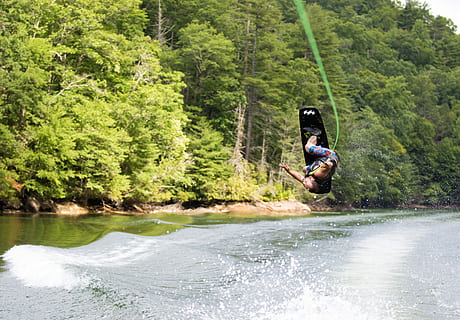 muž wakeboarding, během dne, muž, wakeboarding, Příroda, řeka, voda, venku, lidé, les, strom, rekreační pronásledování, letní, jedna osoba, relaxace, jezero, volnočasové aktivity, muži, dobrodružství, rostlina, skutečných lidí, sport, helma, den, životního stylu, krása v přírodě, pohyb, nábřeží, 5K, CC0, veřejná doména, bez autorských práv