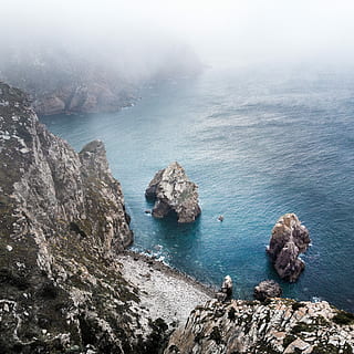 roques, cos, aigua, gris, formació de roca, oceà, rock, ennuvolat, núvol, blau, cresta, pedra, Costa, a l'aire lliure, vanlife, viatge de carretera, viatjant, platja, drone, aèria, guai, fred, aventura, portugal, mar, bellesa a la natura, escenics - natura, escena tranquil·la, rock - object, vista d’angle alt, tranquil·litat, terra, naturalesa, sòlid, penya-segat, dia, muntanya, boira, cap gent, idíl·lic, litoral rocós, badia, formació, 2K, CC0, domini públic, lliure de regalies