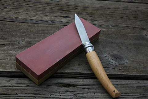 faca, esmerilhamento, afiado, cortar, metal, lâmina, aço, madeira - material, ainda vida, mesa, ninguém, dentro de casa, visão de alto ângulo, fechar-se, diretamente acima, vermelho, dois objetos, arte e Artesanato, faca de cozinha, único objeto, Castanho, faca - arma, arma, construir, 5K, CC0, domínio público, royalty free