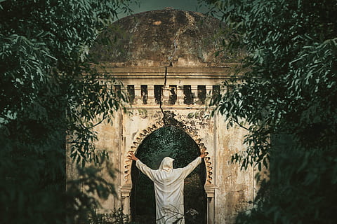 persona, blanco, abrigo con capucha, arco, vistiendo, capa, árbol, edificio, estructura, estructura construida, arquitectura, religión, creencia, una persona, gente real, planta, espiritualidad, vista trasera, día, lugar de adoración, estilos de vida, actividad de ocio, turismo, historia, al aire libre, brazo humano, 5K, CC0, dominio público, libre de derechos