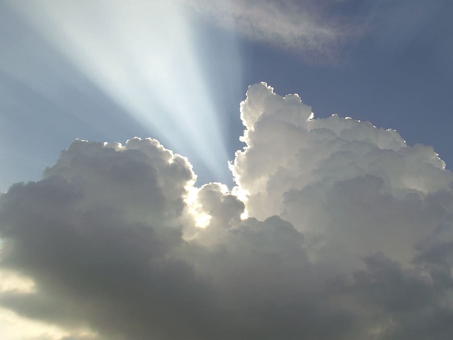 sollys, passerer, skyer, dag tid, Sky, solstråle, lys, himmel, stråler, lysstråle, åndelig, meditativ, hvile, sky - himmel, skønhed i naturen, ro, lav vinkel visning, scenics - natur, rolig scene, idyllisk, natur, ingen mennesker, dag, udendørs, baggrunde, fluffy, cloudscape, blødhed, meteorologi, streaming, 2K