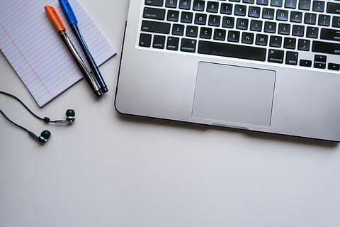mobiler Büroarbeitsplatz, eben, legen, Fotografie, MacBook, neben, zwei, Stifte, oben, regiert, Papier-, Laptop, Apfel, Computer, Technologie, kabellose Technologie, Kommunikation, Stift, Verbindung, drinnen, Geschäft, Schreibgerät, Computer Tastatur, Tastatur, keine Leute, direkt darüber, Computerausrüstung, Tabelle, tragbares Informationsgerät, kopieren sie platz, Büro, Studioaufnahme, silberfarben, leer, 4K, CC0, gemeinfrei, lizenzfrei