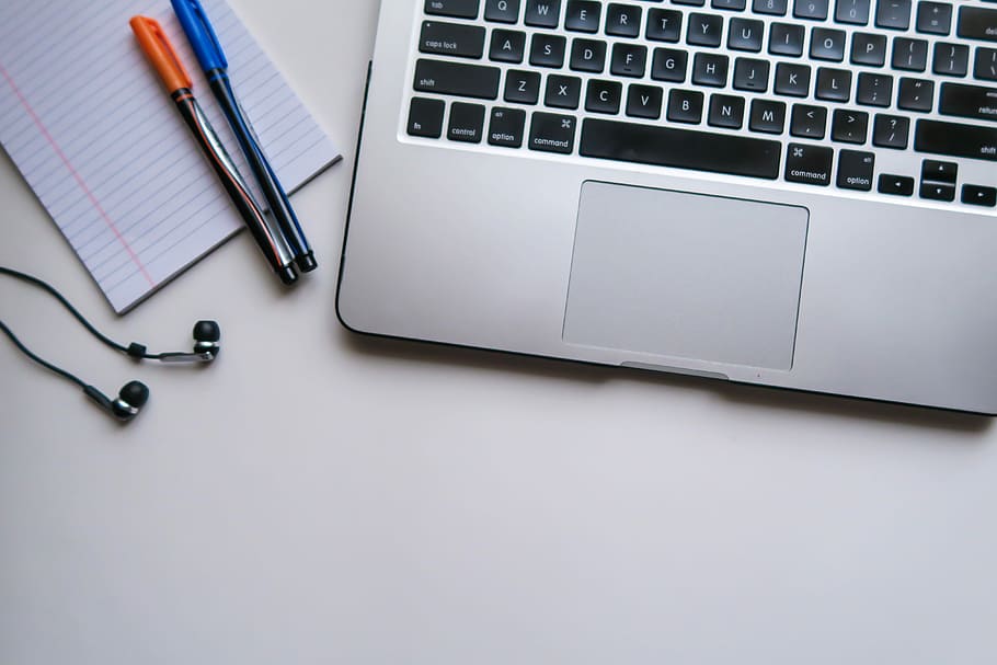 mobiler Büroarbeitsplatz, eben, legen, Fotografie, MacBook, neben, zwei, Stifte, oben, regiert, Papier-, Laptop, Apfel, Computer, Technologie, kabellose Technologie, Kommunikation, Stift, Verbindung, drinnen, Geschäft, Schreibgerät, Computer Tastatur, Tastatur, keine Leute, direkt darüber, Computerausrüstung, Tabelle, tragbares Informationsgerät, kopieren sie platz, Büro, Studioaufnahme, silberfarben, leer, 4K