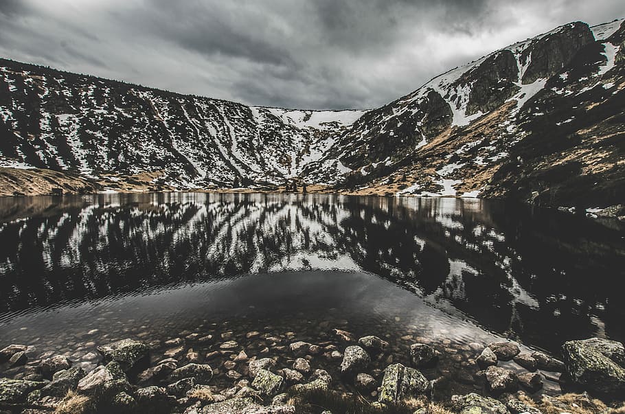 lac, inconjurat, Munte, corp, apă, distanţă, parţial, zăpadă, acoperit, formațiuni rock, scenice - natura, reflecţie, frumusețe în natură, iarnă, nor - cer, cer, temperatura rece, natură, de munte, o scenă liniștită, liniște, nici o persoana, zi, mediu inconjurator, un munte acoperit de zăpadă, reflexie lac, 4K