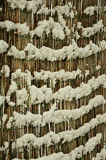 Schnee, schneebedeckt, Struktur, Muster, Hintergrund, Winter, winterlich, Strohmatte, Zaun, hängend, große gruppe von gegenständen, Fülle, Hintergründe, keine Leute, Nahansicht, kalte Temperatur, weiße Farbe, Eis, gefroren, Tag, in einer Reihe, Abdeckung, Umgebung, Eiszapfen, Wiederholung, Natur, Anordnung, Dekoration, 5K, CC0, gemeinfrei, lizenzfrei
