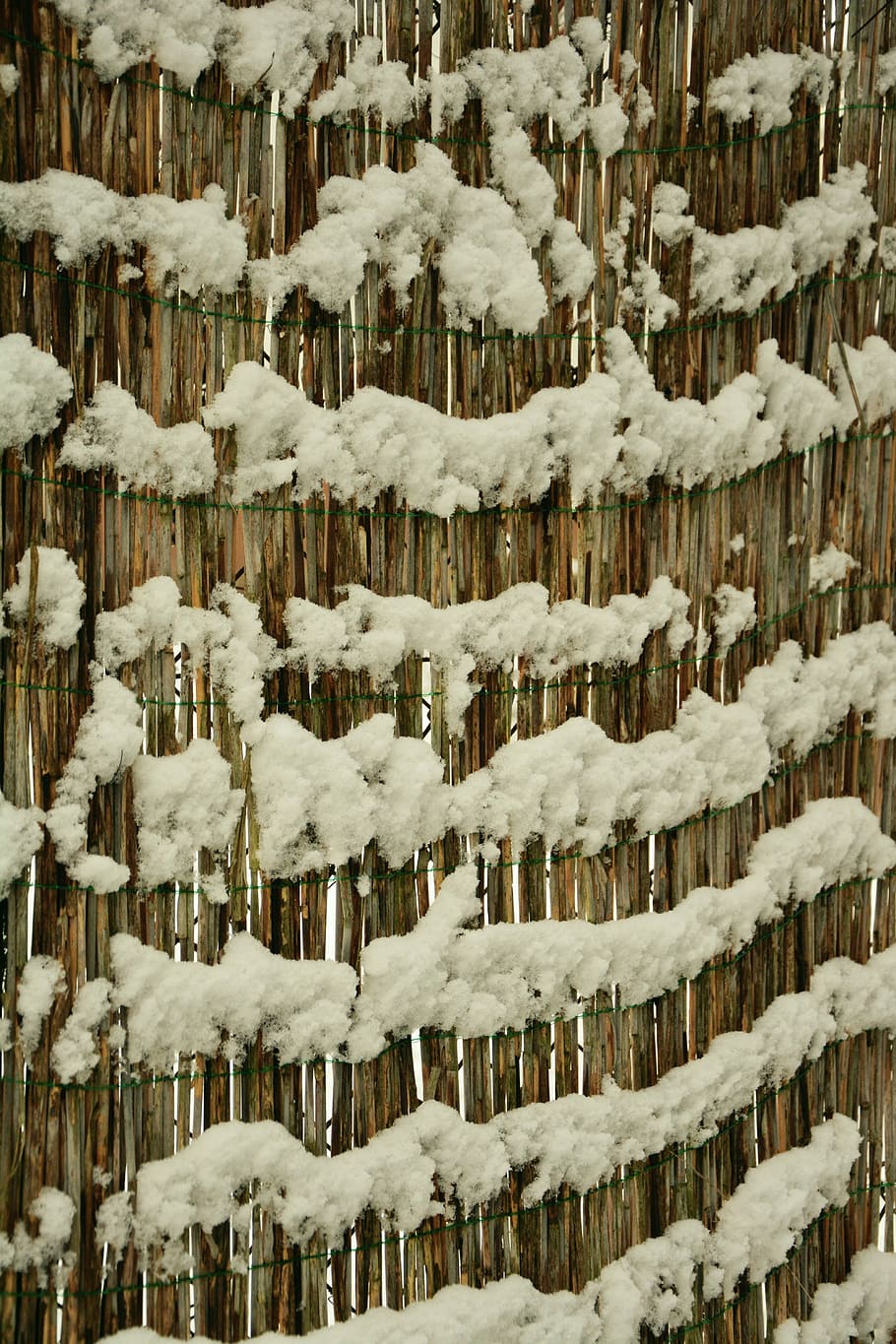 Schnee, schneebedeckt, Struktur, Muster, Hintergrund, Winter, winterlich, Strohmatte, Zaun, hängend, große gruppe von gegenständen, Fülle, Hintergründe, keine Leute, Nahansicht, kalte Temperatur, weiße Farbe, Eis, gefroren, Tag, in einer Reihe, Abdeckung, Umgebung, Eiszapfen, Wiederholung, Natur, Anordnung, Dekoration, 5K