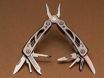 multi-strumento maneggiato grigio, multi attrezzo, pinze, coltello tascabile, multifunzione, strumento, lama, Cacciavite, pieghevole, sopravvivenza, riparazione, temperino, acuto, utile, assistere, fetta, maneggevole, conveniente, soluzione, risolvere, pratico, innovazione, Leatherman, fissare, attrezzatura, strumento di lavoro, acciaio, industria di costruzioni, in casa, nessuno, avvicinamento, creatività, girato in studio, animale, arte e artigianato, sfondo colorato, natura morta, metallo, temi animali, Marrone, rappresentazione, rappresentazione animale, mammifero, mestiere, forbici, strumento a mano, 4K, CC0, dominio pubblico, privo di copyright