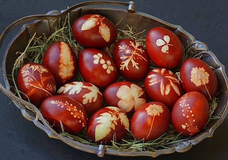 ous vermells i marrons, safata, ous de Pasqua, ous, Pasqua, ous romanesos, tradicional, Europeu, casolà, decoracions, decorat, menjar, menjar i beguda, contenidor, cistella, tomàquet, vermell, fruita, frescor, alimentació saludable, vegetals, vista d’angle alt, benestar, gran grup d'objectes, cap gent, natura morta, primer pla, a l'interior, directament a sobre, abundància, dia, madur, 5K, CC0, domini públic, lliure de regalies