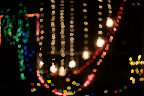 bokeh, bolas, de colores, iluminado, noche, desenfocado, equipo de iluminación, nadie, multi color, brillante, decoración, celebracion, modelo, luz - fenómeno natural, ligero, electricidad, vista de ángulo bajo, circulo, forma geometrica, luces de Navidad, movimiento borroso, forma, vacaciones, resumen, destello de lente, fondo negro, la vida nocturna, 5K, CC0, dominio público, libre de derechos