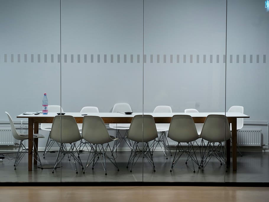 llarg, taula, Cadira eiffel, endins, habitació, rectangular, blanc, fusta, cadires, edifici, cadira, d’informacions, paret, pis, aigua, ampolla, radiador, sala de juntes, espai, negocis, sala de reunions, oficina, interiorisme, silla, a l'interior, cap gent, seient, funció de construcció de parets, absència, Color blanc, mobles, arranjament, equips d’il·luminació, estructura construïda, habitació domèstica, buit, dia, arquitectura, sòls, escola, llum elèctrica, 4K
