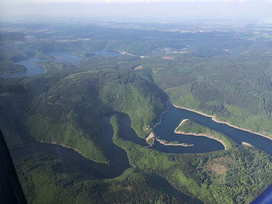 volar, paisatge, llac, eifel, vista aèria, naturalesa, muntanyes, bosc, verd, vista, vol, escenics - natura, bellesa a la natura, escena tranquil·la, color verd, medi ambient, tranquil·litat, dia, cap gent, vista d’angle alt, a l'aire lliure, escena no urbana, aigua, terra, muntanya, idíl·lic, cel, planta, 2K