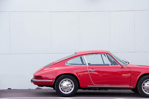 auto coupé rossa, rosso, coupe, auto, veicolo terrestre, mezzi di trasporto, modalità di trasporto, nessuno, vecchio stile, giorno, modo di trasporto, veicolo a motore, in stile retrò, città, copia spazio, architettura, strada, vista laterale, stazionario, macchina vintage, singolo oggetto, viaggio, calcestruzzo, 5K, CC0, dominio pubblico, privo di copyright