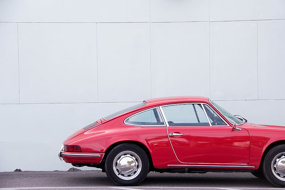 auto coupé rossa, rosso, coupe, auto, veicolo terrestre, mezzi di trasporto, modalità di trasporto, nessuno, vecchio stile, giorno, modo di trasporto, veicolo a motore, in stile retrò, città, copia spazio, architettura, strada, vista laterale, stazionario, macchina vintage, singolo oggetto, viaggio, calcestruzzo, 5K