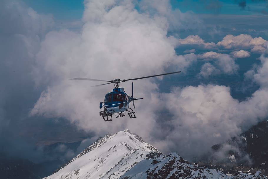 Blau, Hubschrauber, Luft, geflogen, Schnee, bedeckt, Berg, Tag, fliegend, Luftfahrzeug, Himmel, Transport, Flugzeug, in der Luft, draußen, Transportart, kalte Temperatur, Winter, Wetter, Natur, Transportmittel, wolke - himmel, Abenteuer, Reise, schneebedeckter Berg, Schönheit in der Natur, weiße Farbe, Szenen - Natur, 4K