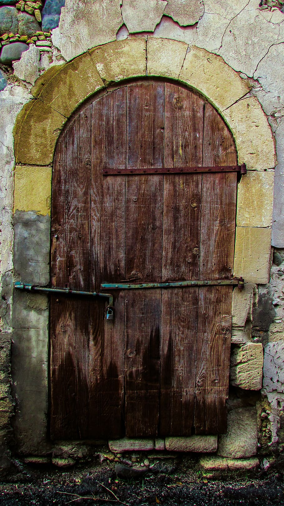 porta, vell, envellit, resistent, porta vella, entrada, fusta, arquitectura, tradicional, casa, grunge, poble, Xipre, marró, material de fusta, arc, dia, passat de moda, cap gent, celler, a l'aire lliure, barril, estructura construïda, exterior de l'edifici, tancat, paret, funció de construcció de parets, edifici, seguretat, protecció, història, paret de pedra, 4K