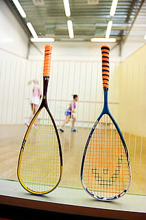 raquetes de squash, estilo de vida, objetos, esporte, tênis, raquete, esporte competitivo, exercício, jogando, equipamento, atividade, concorrência, perseguição recreativa, equipamentos esportivos, Tribunal, açao, estilo de vida saudável, dentro de casa, ninguém, raquete de tênis, Óculos, focar em primeiro plano, teto, ainda vida, ausência, óculos, dia, padronizar, em uma sequência, grupo de objetos, fechar-se, 4K, CC0, domínio público, royalty free